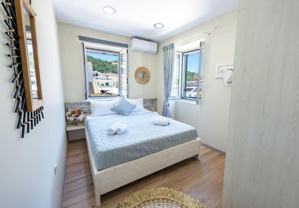 The Captain's Bridge Apartment *